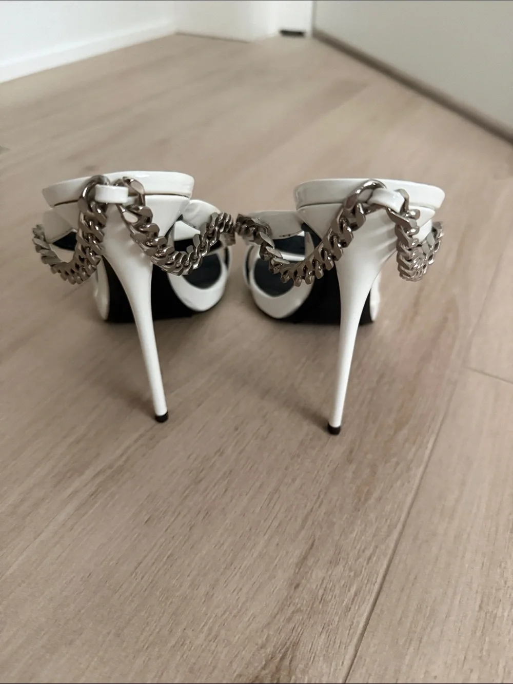 Giuseppe Zanotti White Slide Sandals with Silver Chain Trim - Picture 2 of 4